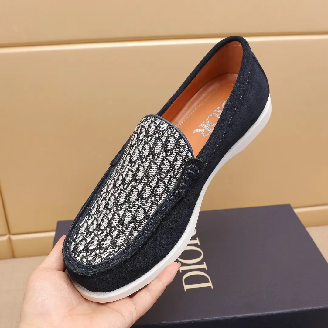 Men's Men's Shoes 💰400 [New Style] 🏍️🏍️Dior - This Dior Granville loafer is a casual dress shoe. Crafted from luxuriously soft beige suede, it features a beige Oblique print panel on the upper. The lightweight cream-white rubber sole is more sophisticated. The Dior Oblique pattern is engraved on the outsole to enhance the style, and the Dior logo is engraved on the back side. Adds elegance to any casual look.